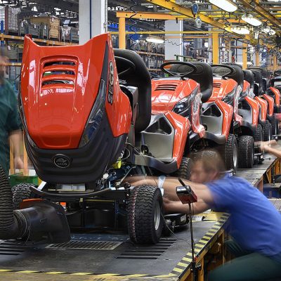 Montážní linka zahradních traktorů