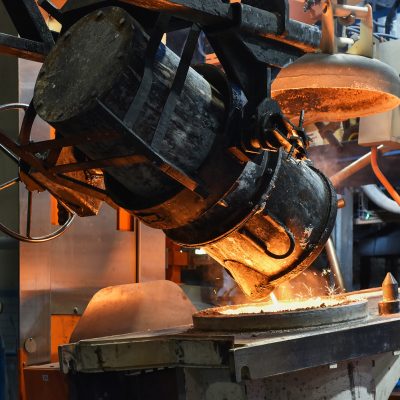 Přelévání kovu do automatického licího zařízení